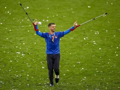 Zranený Leonardo Spinazzol oslavuje triumf Talianska na EURO