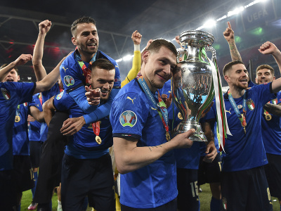 Oslavy talianskych futbalistov s trofejou EURO
