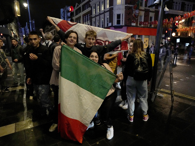 Talianski fanúšikovia oslavujú tirumf na EURO