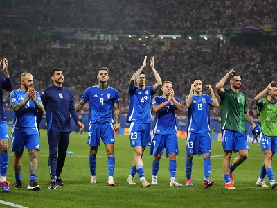 Talianski futbalisti ďakujú fanúšikom