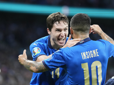 Federico Chiesa a Lorenzo Insigne oslavujú gól Talianska