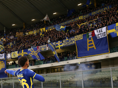 Cyril Ngonge a jeho gólové oslavy s fanúšikmi Hellasu Verona