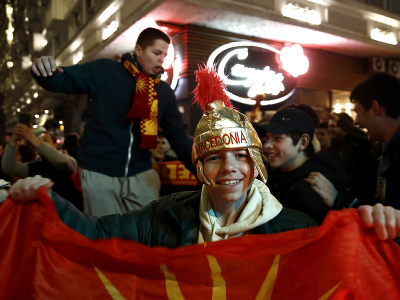 Fanúšikovia Severného Macedónska po triumfe nad Talianskom zaplavili námestie v hlavnom meste Skopje a oslavovali dlho do noci
