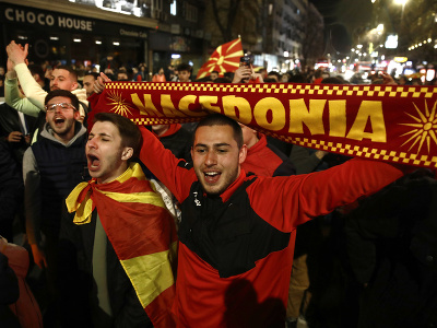 Fanúšikovia Severného Macedónska po triumfe nad Talianskom zaplavili námestie v hlavnom meste Skopje a oslavovali dlho do noci