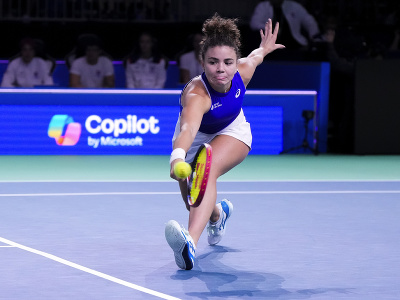 Talianska tenistka Jasmine Paoliniová v druhej dvojhre finálového súboja Pohára Billie Jean Kingovej