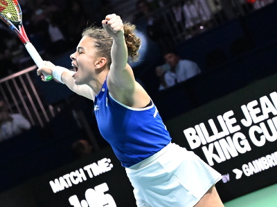 Talianska tenistka Jasmine Paoliniová sa teší z výhry tímových jednotiek nad Rebeccou Šramkovou
