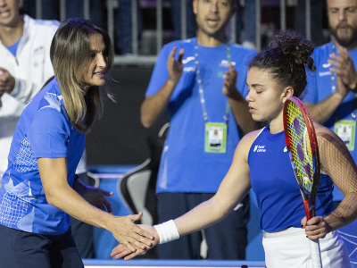 Kapitánka talianskeho tímu Tathiana Garbinová a talianska tenistka Jasmine Paoliniová reagujú počas druhej dvojhry finálového duelu Pohára Billie Jean Kingovej