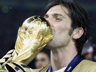 Gianluigi Buffon s trofejou
