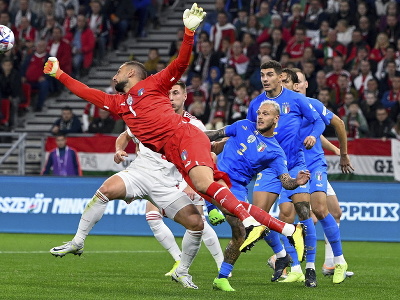 Na snímke v červenom drese taliansky brankár Gianluigi Donnarumma vyráža loptu v zápase proti Maďarsku