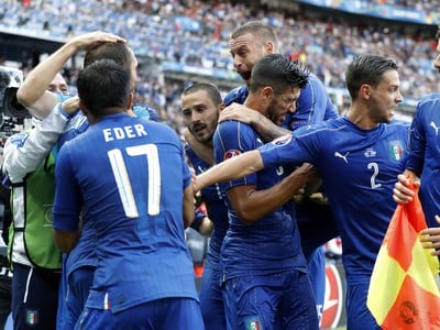 Giorgio Chiellini (vľavo) v objatí spoluhráčov oslavuje gól Talianska
