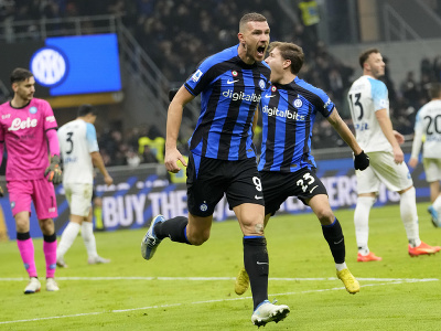 Edin Džeko oslavuje vedúci gól Interu
