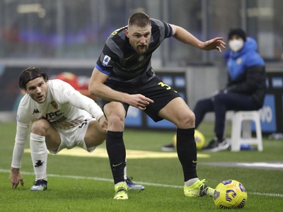 Milan Škriniar a Gianluca Caprari v súboji Interu s Benneventom