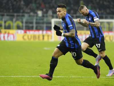 Lautaro Martínez a Milan Škriniar oslavujú vedúci gól Interu