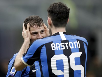 Sebastiano Esposito a Alessandro Bastoni oslavujú gól Interu
