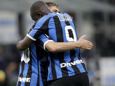 Sebastiano Esposito a Romelu Lukaku oslavujú gól Interu 