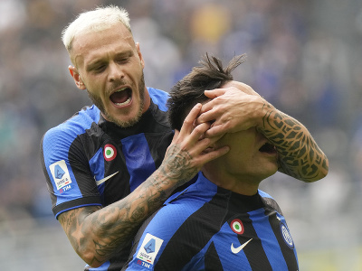 Lautaro Martínez a Federico Dimarco oslavujú gól Interu