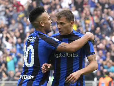 Nicolo Barella a Lautaro Martínez oslavujú gól Interu