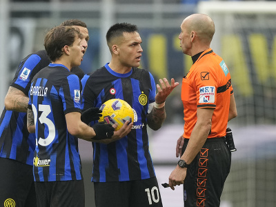 Lautaro Martínez a hráči Interu v diskusii s rozhodcom