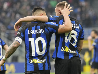 Davide Frattesi a Lautaro Martínez oslavujú gól Interu