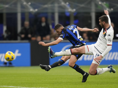 Hráč Kristjan Asllani (vľavo) z Interu Miláno strieľa gól 
