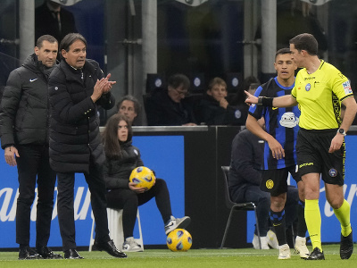 Tréner Interu Miláno Simone Inzaghi (vľavo) sa rozpráva s rozhodcom 