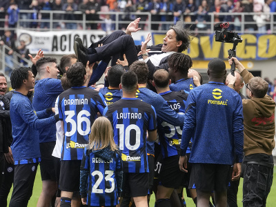 Tréner Simone Inzaghi oslavujúci so svojim tímom zisk majstrovského titulu