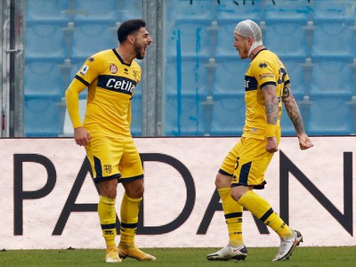 Juraj Kucka (s bandážou na hlave) a Giuseppe Pezzella oslavujú gól Parmy