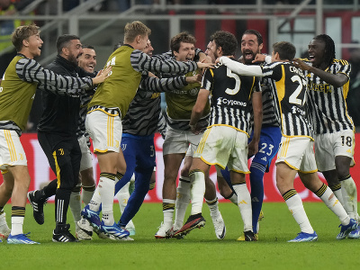 Manuel Locatelli so spoluhráčmi oslavuje gól Juventusu