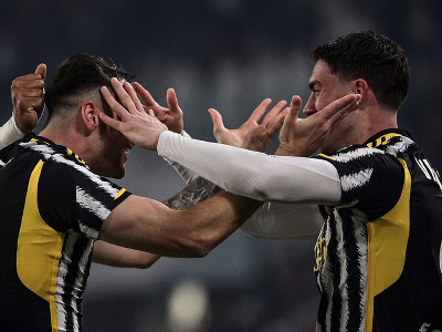 Futbalisti Juventusu Federico Gatti (vľavo) a Dušan Vlahovič sa tešia po strelení gólu v šlágri 15. kola talianskej ligy Serie A Juventus Turín - SSC Neapol