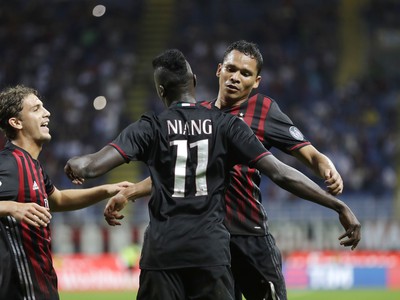 Mbaye Niang a Carlos Bacca oslavujú gól milánskeho AC
