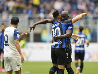Lautaro Martínez a Romelu Lukaku oslavujú gól Interu