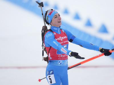Talianska biatlonistka Lisa Vittozziová sa teší v cieli z víťazstva v štafete žien na 4x6 km na majstrovstvách sveta v nemeckom Oberhofe