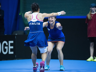 Talianska tenistka Martina Trevisanová (vpravo) sa teší po víťazstve v rozhodujúcej štvorhre proti slovenským tenistkám Viktória Hrunčáková, Tereza Mihalíková v kvalifikácii na finálový turnaj Pohára Billie-Jean Kingovej