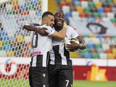 Ilija Nestorovski (vľavo) a Stefan Okaka oslavujú gól Udinese