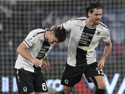 Oier Zarraga a Joao Ferreira oslavujú gól Udinese