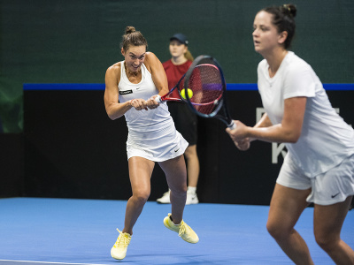 Na snímke slovenské tenistky Viktória Hrunčáková a Tereza Mihalíková počas rozhodujúcej štvorhry proti talianskym tenistkám