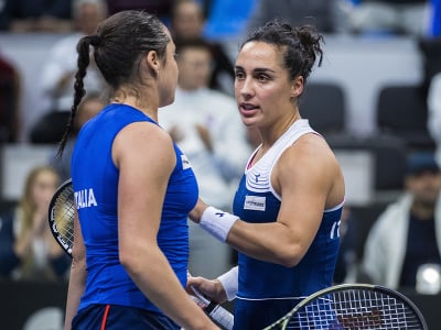 Na snímke talianske tenistky Elisabette Cocciarettová a Martina Trevisanová počas rozhodujúcej štvorhry proti slovenským tenistkám