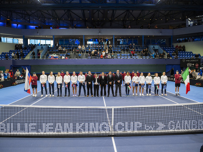 Na snímke tímy počas úvodného ceremoniálu pred zápasmi kvalifikácie na finálový turnaj Pohára Billie-Jean Kingovej Slovensko - Taliansko