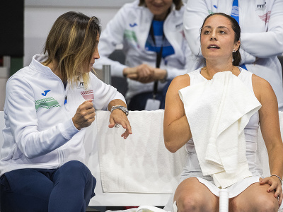 Na snímke zľava kapitánka tímu Talianska Tathiana Garbinová a talianska tenistka Elisabetta Cocciarettová