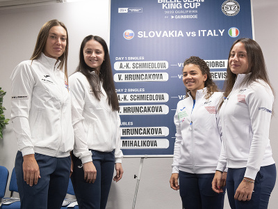 Na snímke zľava Tereza Mihalíková, Viktória Hrunčáková (Slovensko), Jasmine Paoliniová a Elisabetta Cocciarettová (Taliansko) pózujú počas žrebu kvalifikácie na tenisový turnaj Pohára Billie - Jean Kingovej Slovensko - Taliansko
