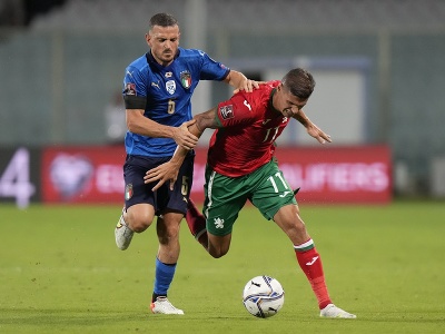 Bulharský hráč Kiril Despodov(vpravo) v súboji s Talianom Alessandrom Florenzim