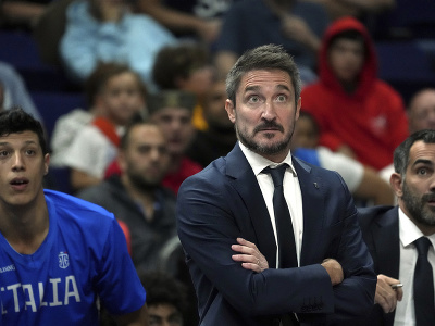 Tréner Gianmarco Pozzecco na lavičke Talianska v súboji so Srbskom