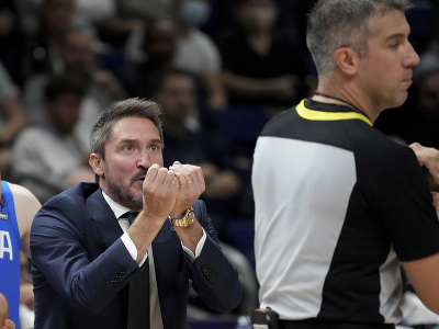 Tréner Gianmarco Pozzecco na lavičke Talianska v súboji so Srbskom neskrýval emócie