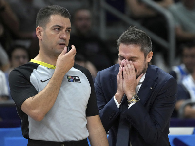 Tréner Gianmarco Pozzecco na lavičke Talianska v súboji so Srbskom neskrýval emócie