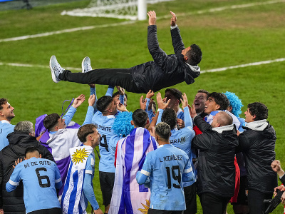 Tréner Uruguaju Marcelo Broli si užíva slastné chvíle