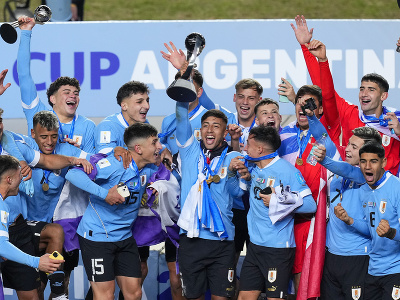 Hráči Uruguaja do 20 rokov oslavujú zisk titulu majstrov sveta