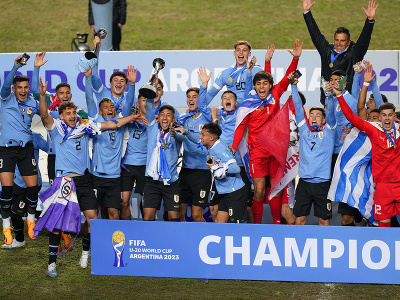 Hráči Uruguaja do 20 rokov oslavujú zisk titulu majstrov sveta