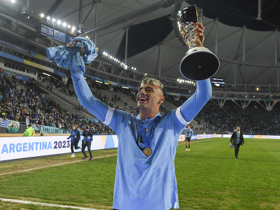 Luciano Rodríguez sa raduje s trofejou 
