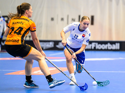 Na snímke zľava Rebecca Krautsová (Holandsko) a Tamara Dobošová (Slovensko) počas osemfinále Majstrovstiev sveta vo florbale žien 