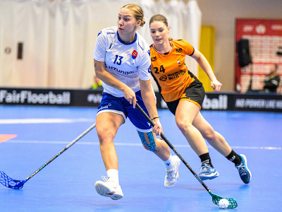 Na snímke zľava Tamara Dobošová (Slovensko) a Rebecca Krautsová (Holandsko) počas osemfinále Majstrovstiev sveta vo florbale žien